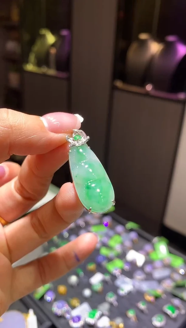 【闪购商品】翡翠吊坠(不含链)18K金镶嵌豆子