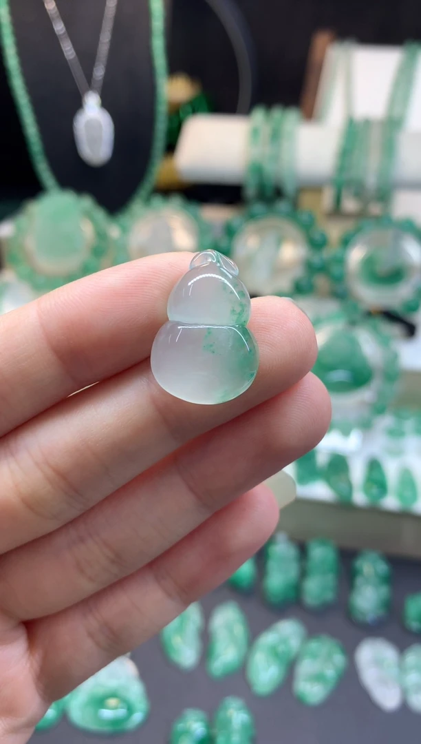 吊坠(不含链)未镶嵌石英质玉（非洲翠）葫芦放漏