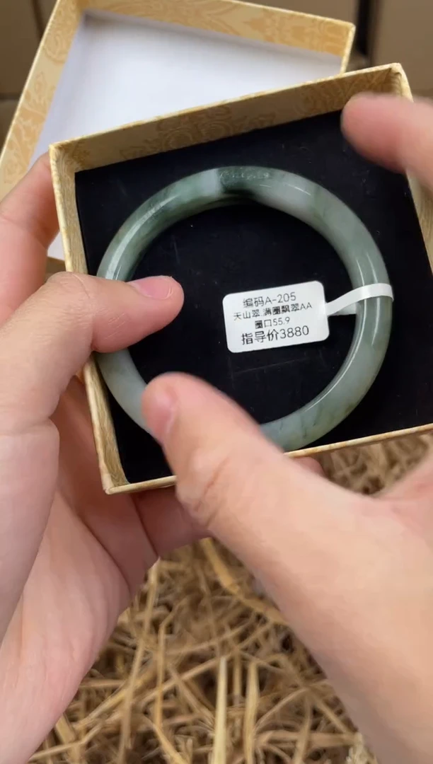未镶嵌手镯石英质玉A205