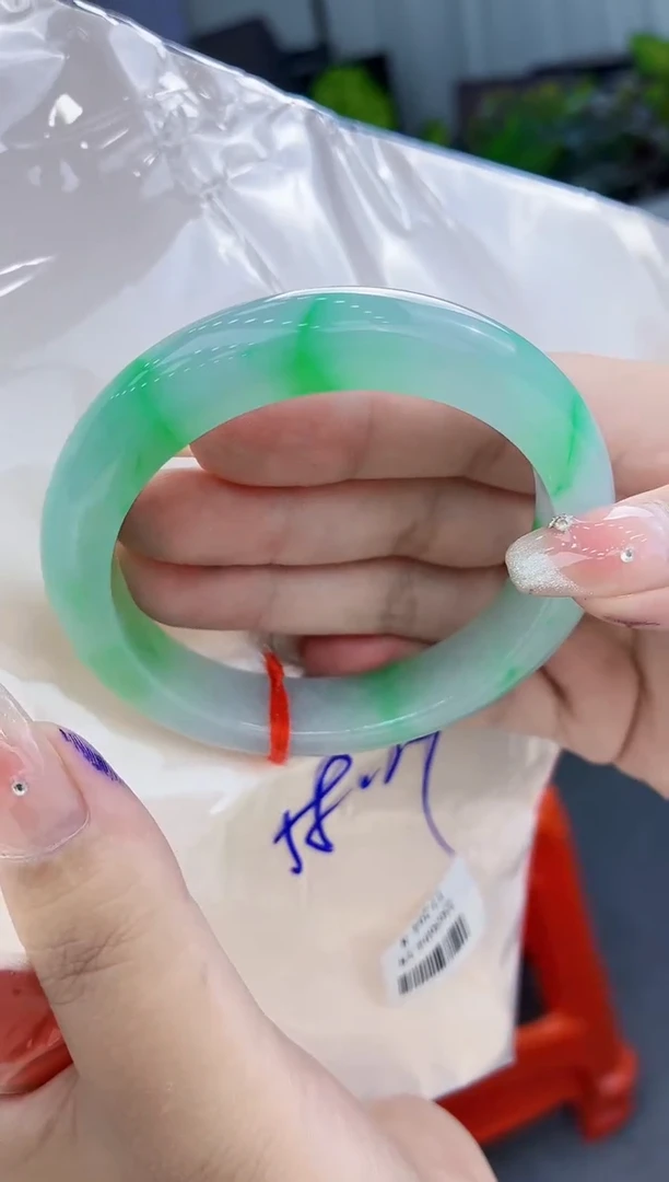 翡翠手镯未镶嵌翡翠手镯