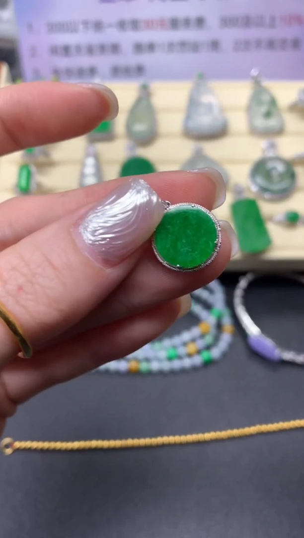 【闪购商品】翡翠吊坠(不含链)18K金镶嵌吊坠|2000+200