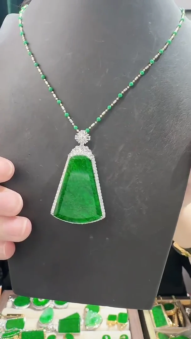 颈饰18K金镶嵌翡翠哈****?88888888888