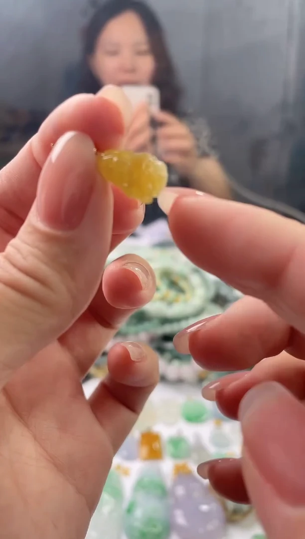 翡翠未镶嵌吊坠(不含链)黄翡白菜