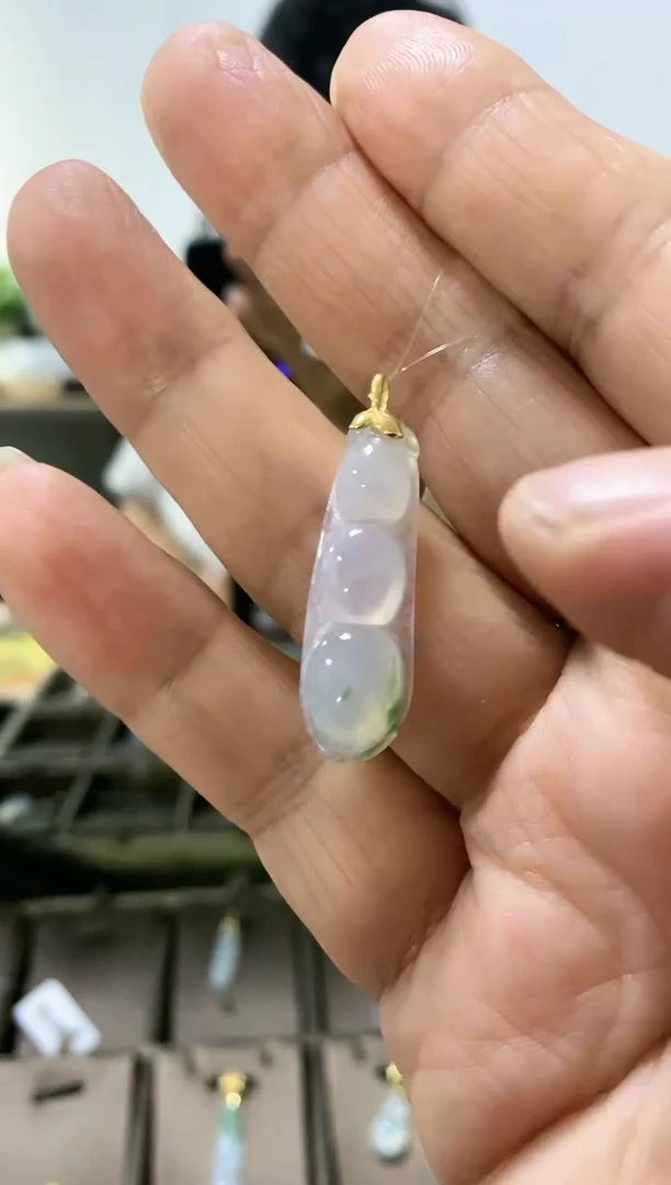 颈饰18K金镶嵌翡翠吊坠