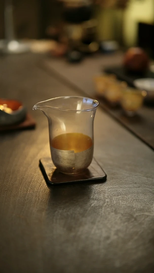 阿眠     沁黄炼金银箔公道杯