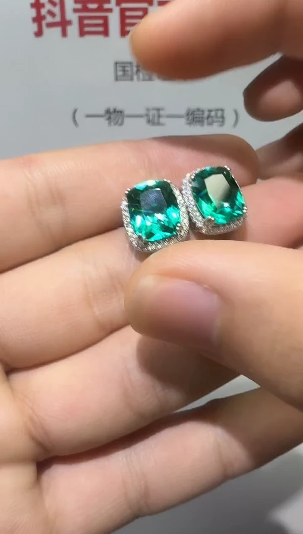 18K金镶嵌耳饰祖母绿1