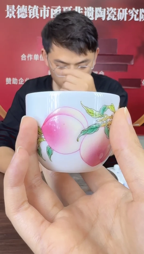 瓷003函夏非遗粉彩寿桃两桃长寿主人杯