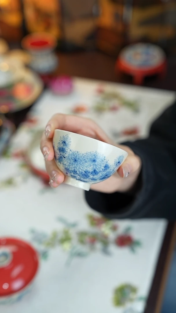 景德镇手工手绘釉下青花雨香斋宫墙红杯