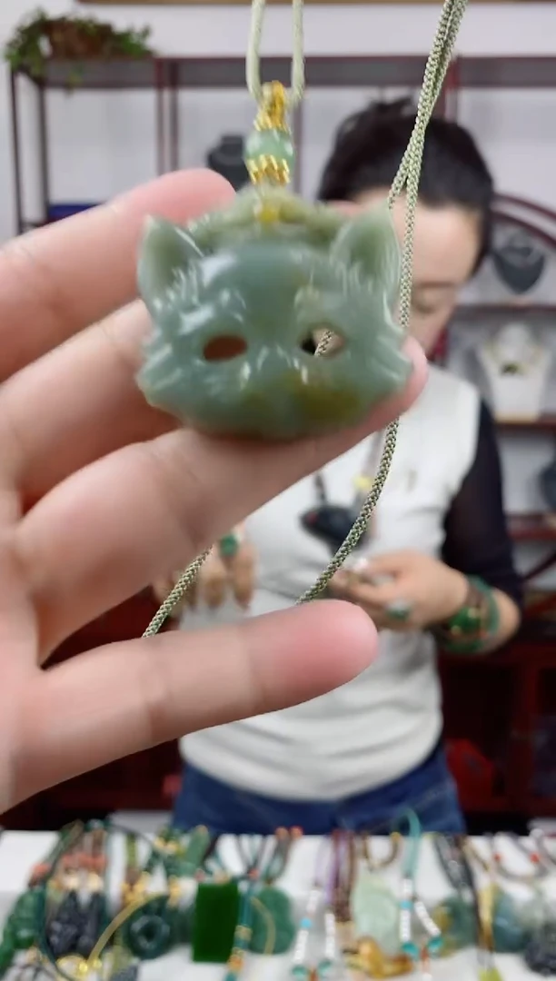 未镶嵌岫玉颈饰猫猫面具