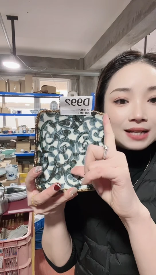 【闪购商品】瓷片日本进口瓷器章鱼唐草14cm方盘D992