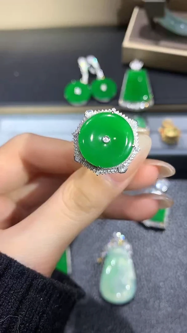 【闪购商品】翡翠戒指18K金镶嵌99团购