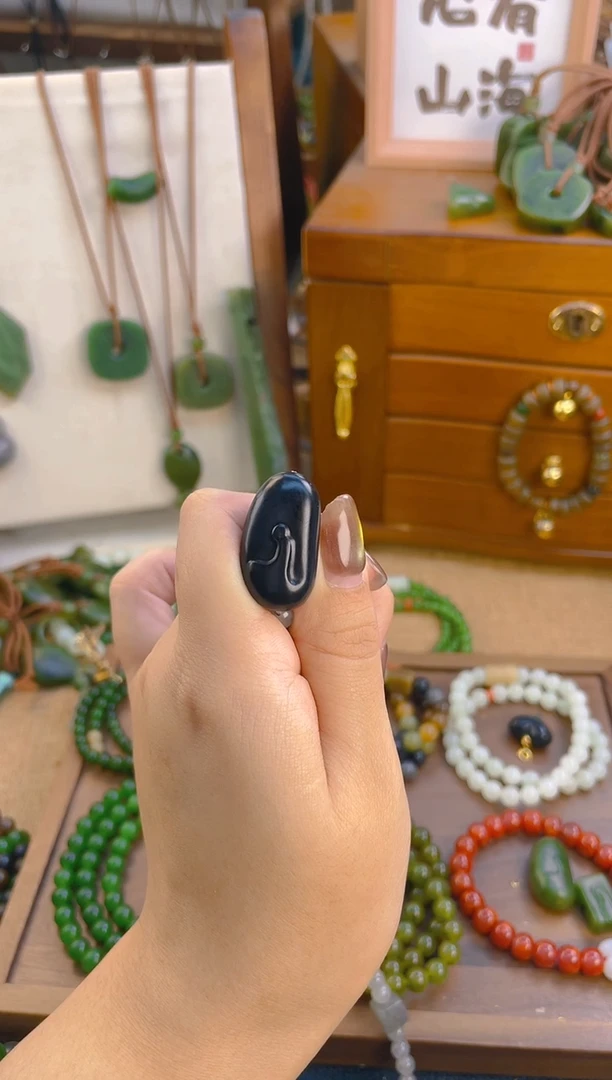 未镶嵌手链和田玉吊坠