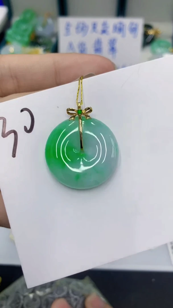 颈饰18K金镶嵌翡翠 翡翠