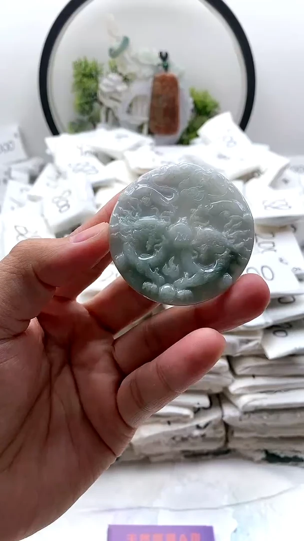颈饰未镶嵌翡翠龙牌