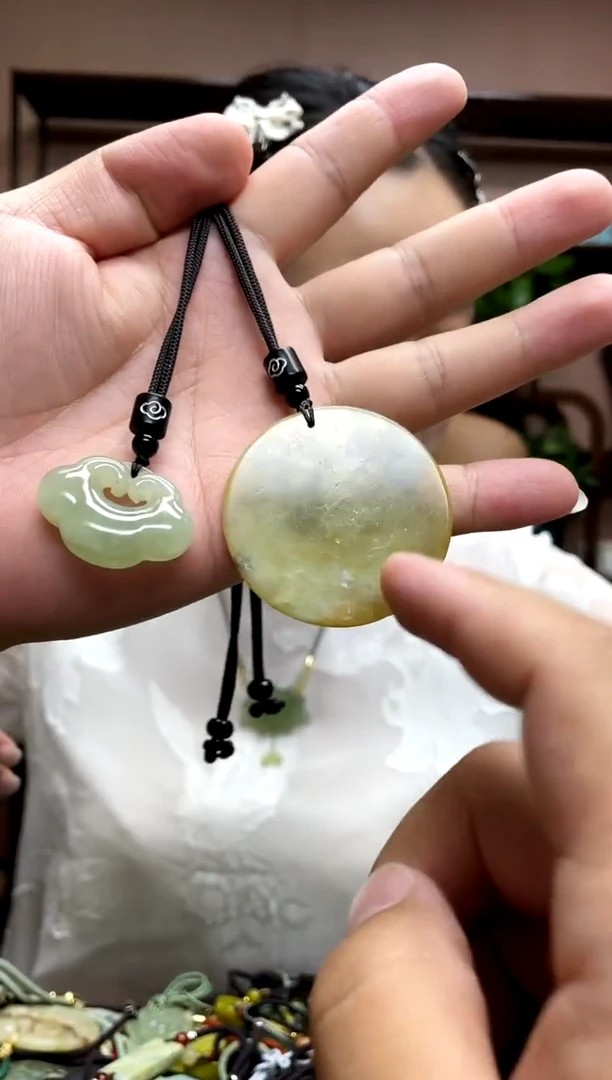 岫玉未镶嵌吊坠·