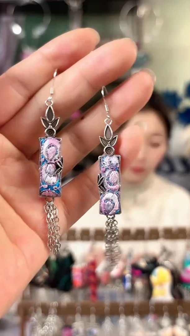 彩云南阁非遗老绣饰品188*