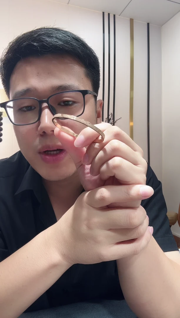 手镯18K金镶嵌钻石k玫卡家手镯GHJ