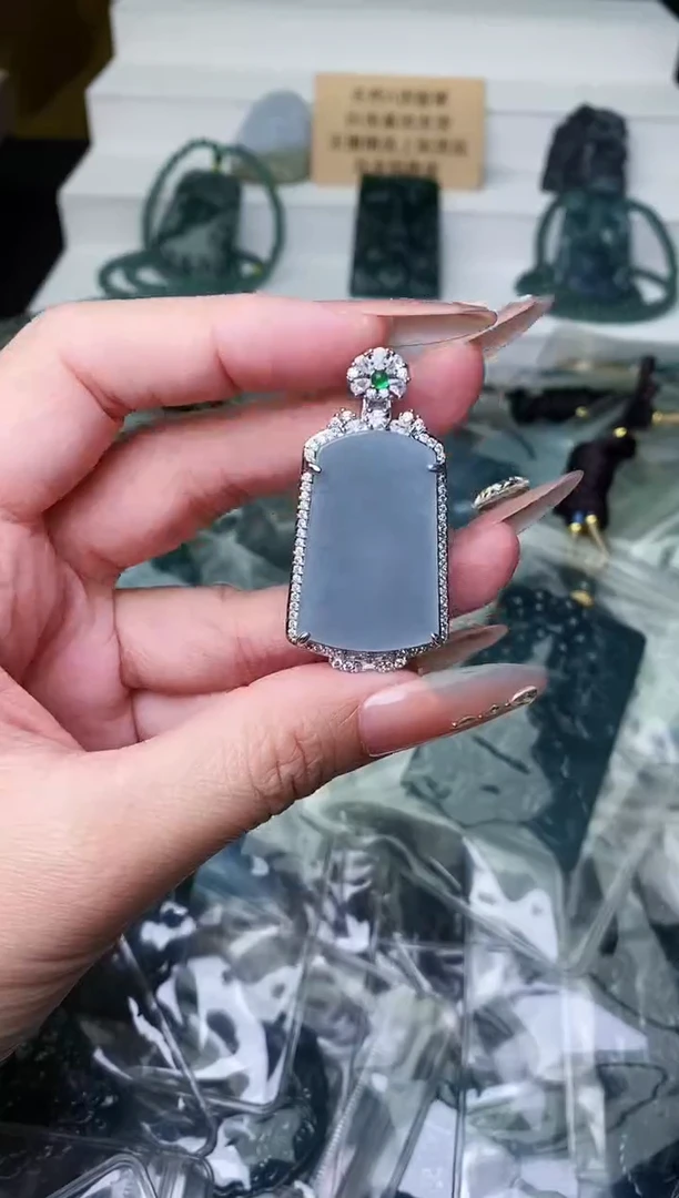 颈饰未镶嵌翡翠