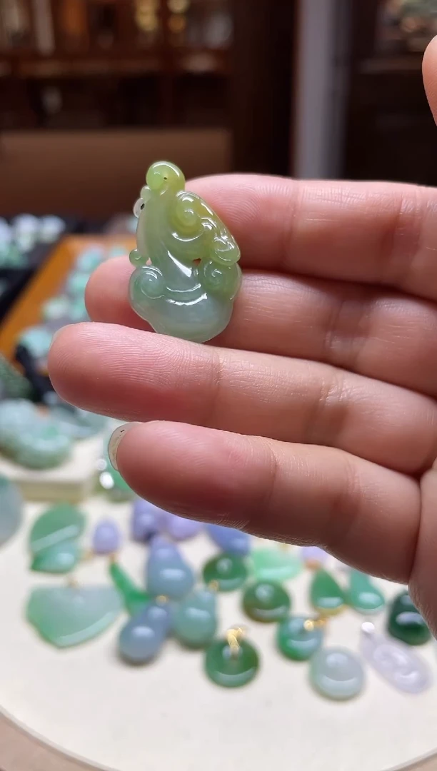 【闪购商品】翡翠颈饰未镶嵌古龙