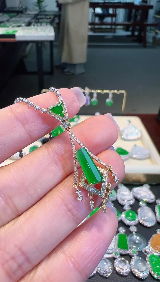 【闪购商品】翡翠吊坠(不含链)18K金镶嵌翡翠