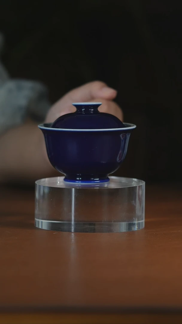 记蓝内绘鱼藻盖碗