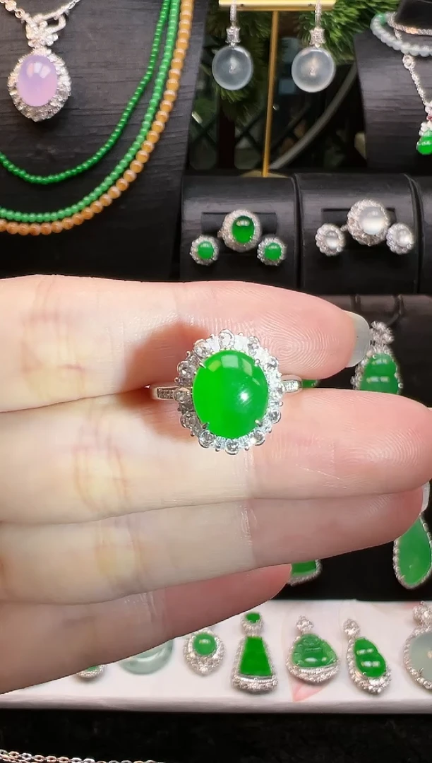 【闪购商品】翡翠戒指18K金镶嵌高冰阳绿蛋面戒指