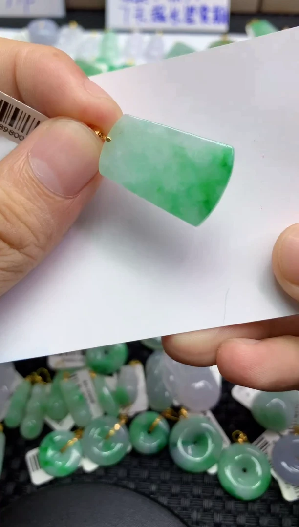 翡翠18K金镶嵌颈饰111111111111