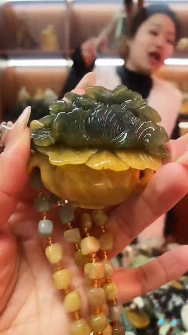 未镶嵌蛇纹石玉吊坠