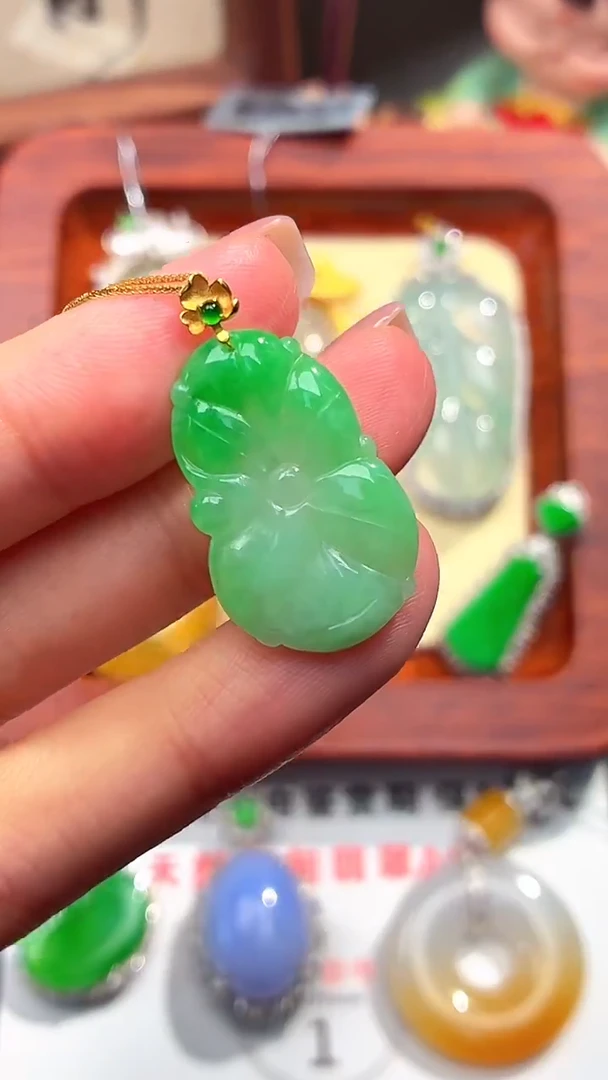 颈饰18K金镶嵌翡翠吊坠