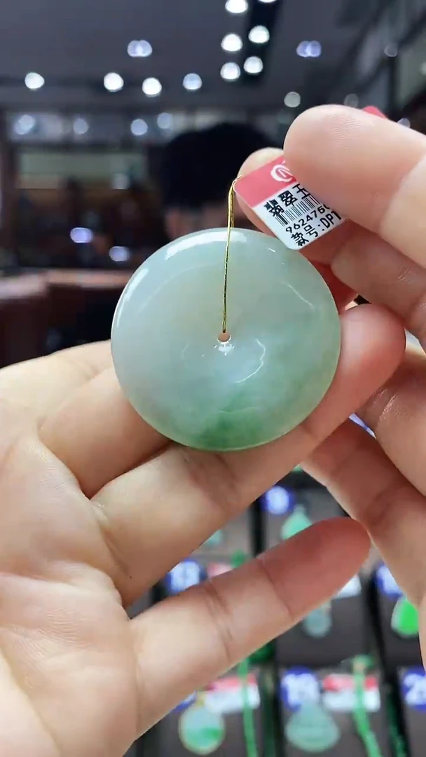 颈饰未镶嵌翡翠平安扣