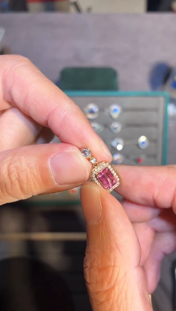 吊坠彩色蓝宝石18K金镶嵌【闪购】1.07ct/同步展会价/帕帕拉恰