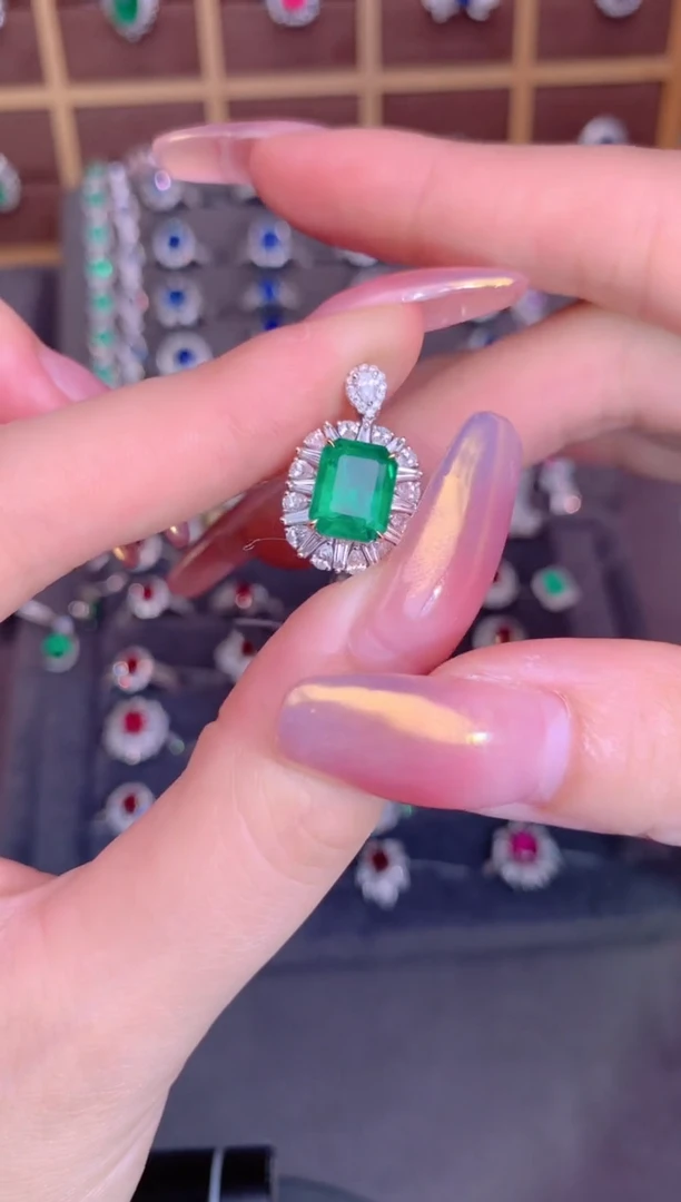 18K金镶嵌吊坠(不含链)祖母绿2.45CT