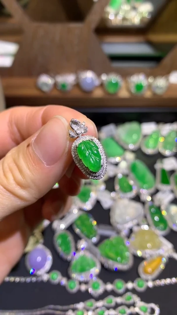 【闪购商品】翡翠吊坠(不含链)18K金镶嵌吊坠
