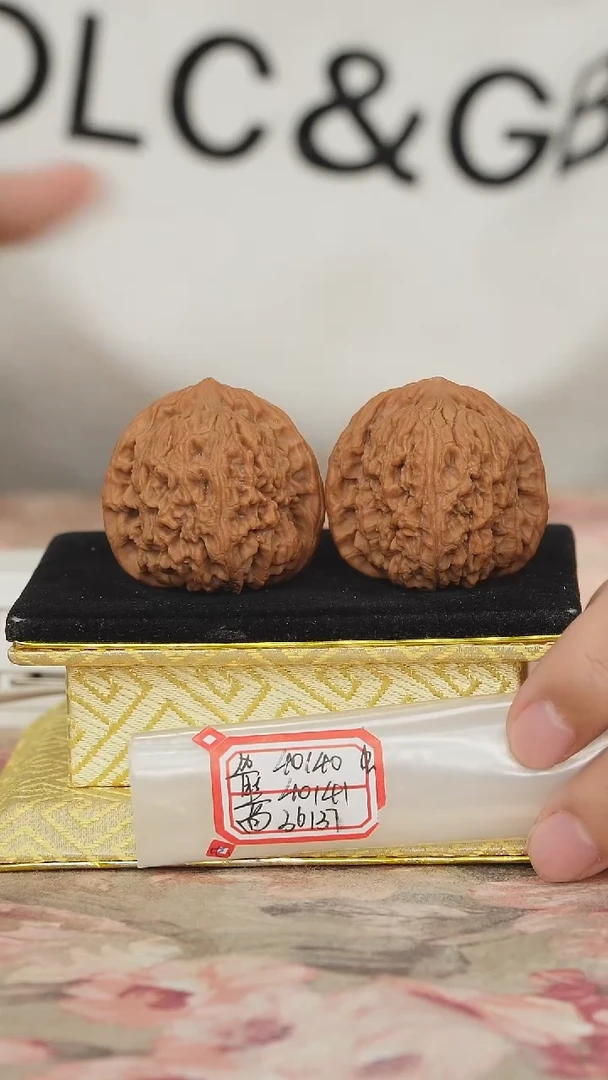 文玩核桃把件赵喜满南将石有虫眼