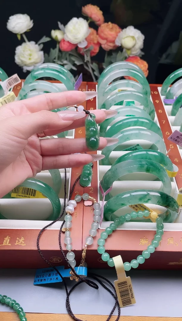 颈饰未镶嵌石英质玉（非洲翠）吊坠