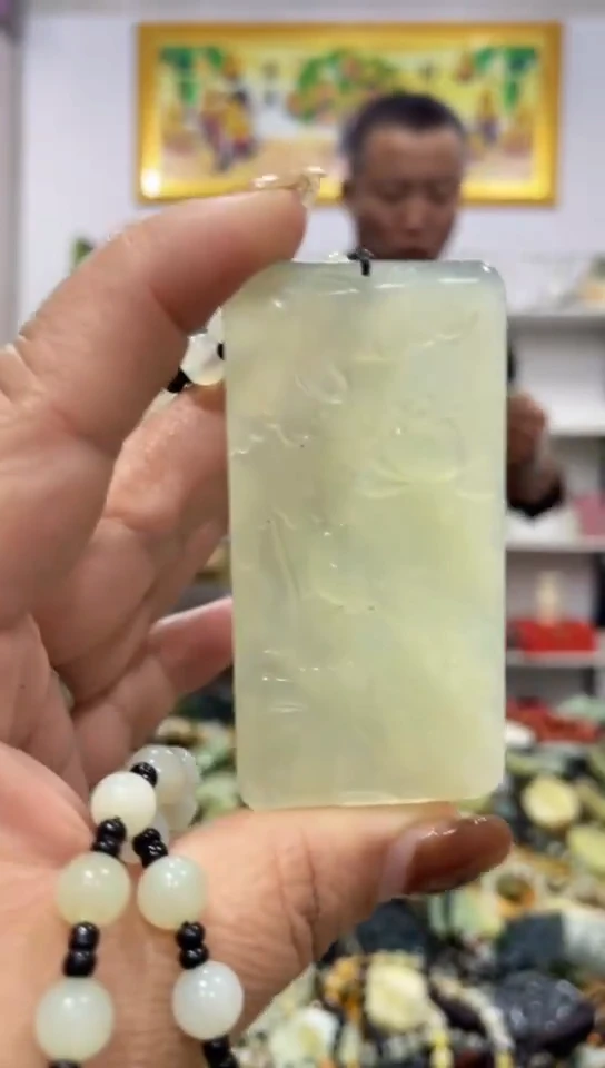 未镶嵌蛇纹石玉吊坠