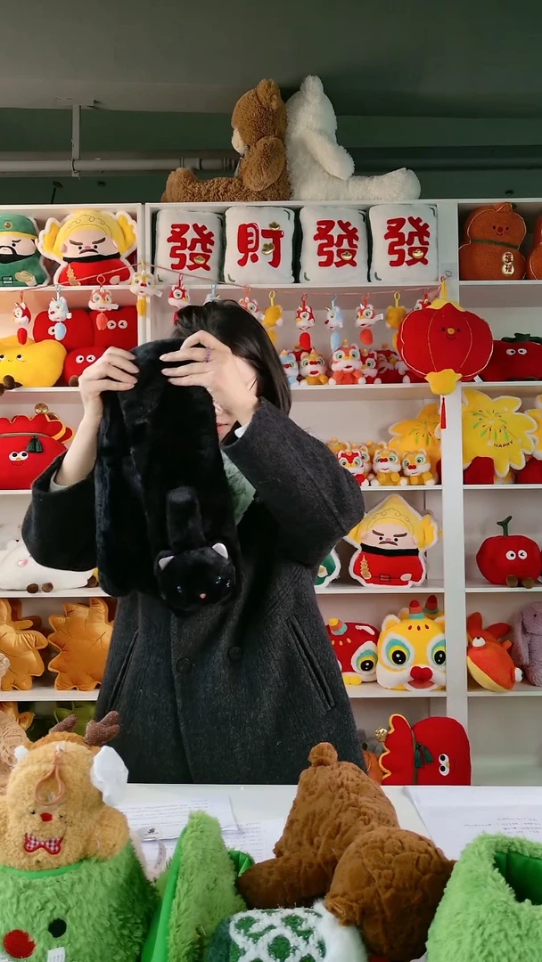 毛绒恐龙黑猫围巾