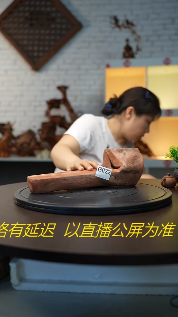 木木雕款齐***人云南金丝红木摆台
