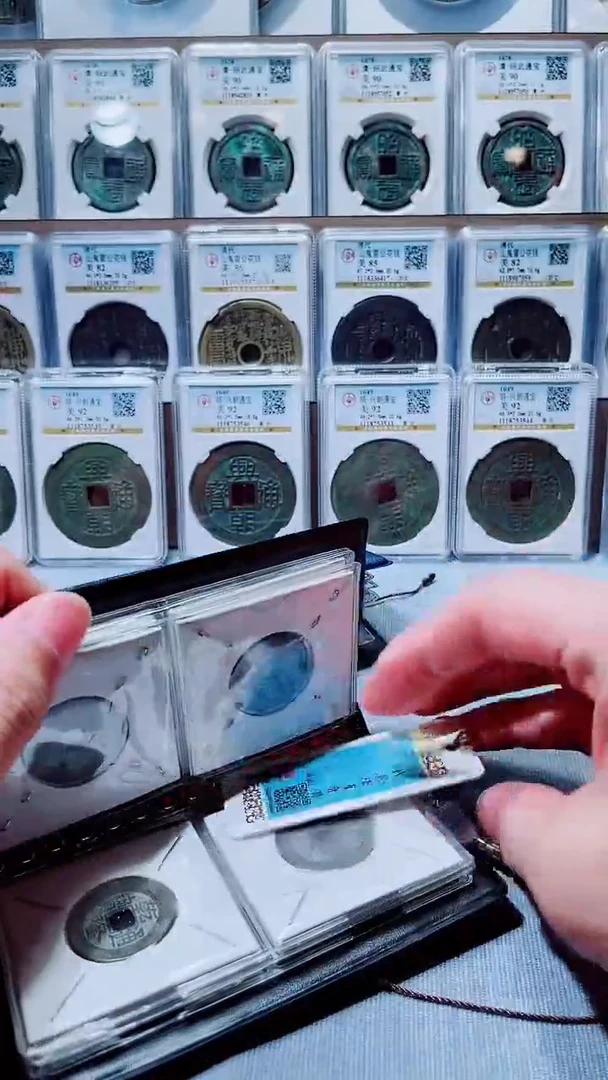 铜A582闻德清代乾隆通宝黑漆古册24+