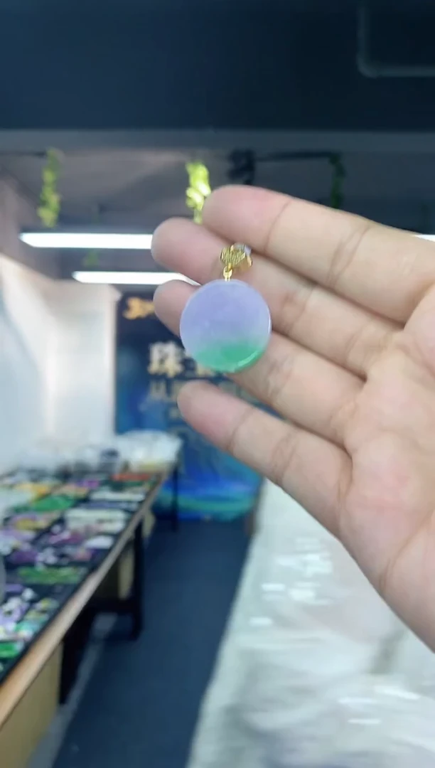 翡翠未镶嵌颈饰多样性发其一，颜色微差