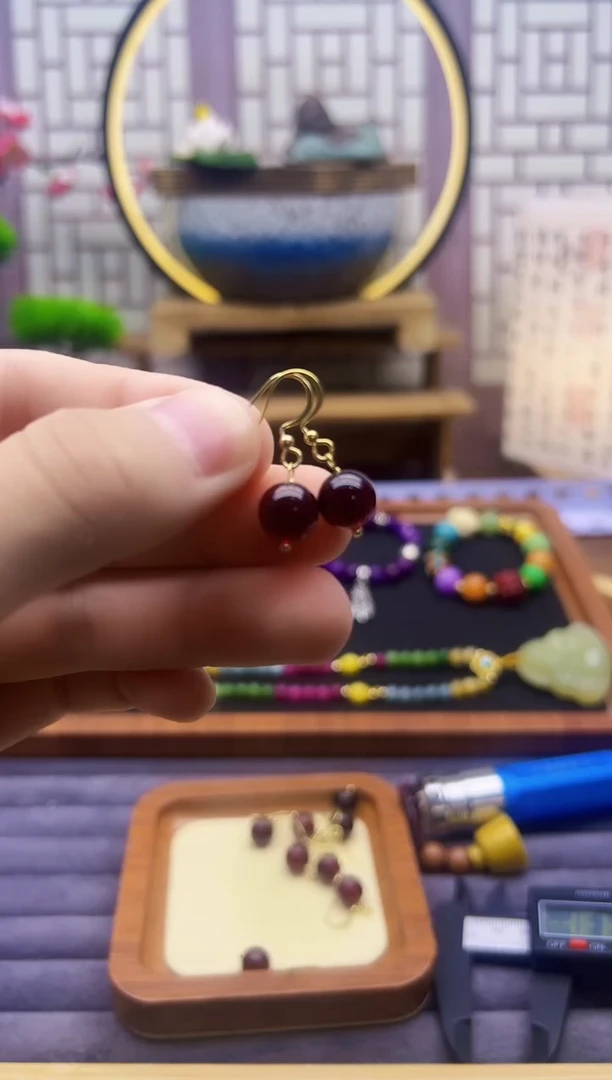14K金镶嵌血珀耳饰E29