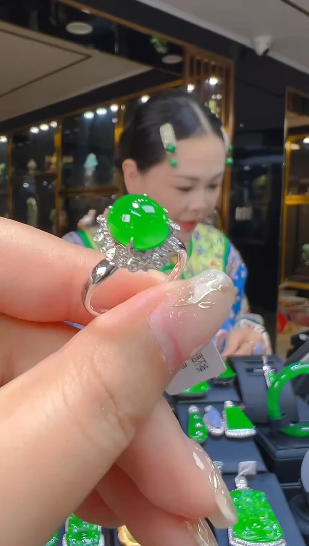 18K金镶嵌戒指翡翠051