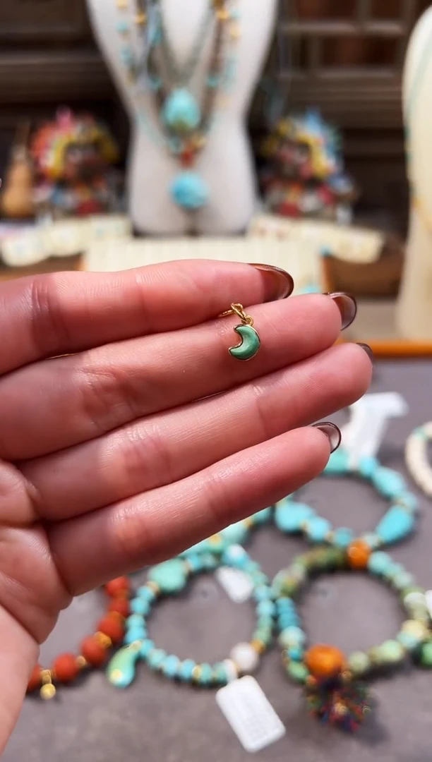 18K金镶嵌绿松石提溜月牙