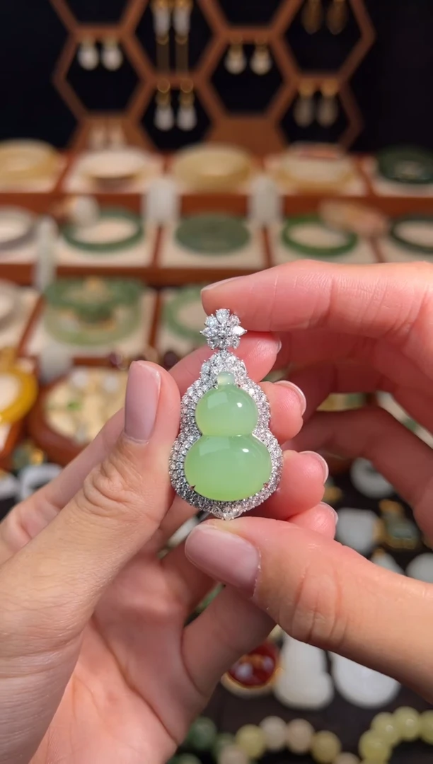 18K金镶嵌和田玉挂件精品