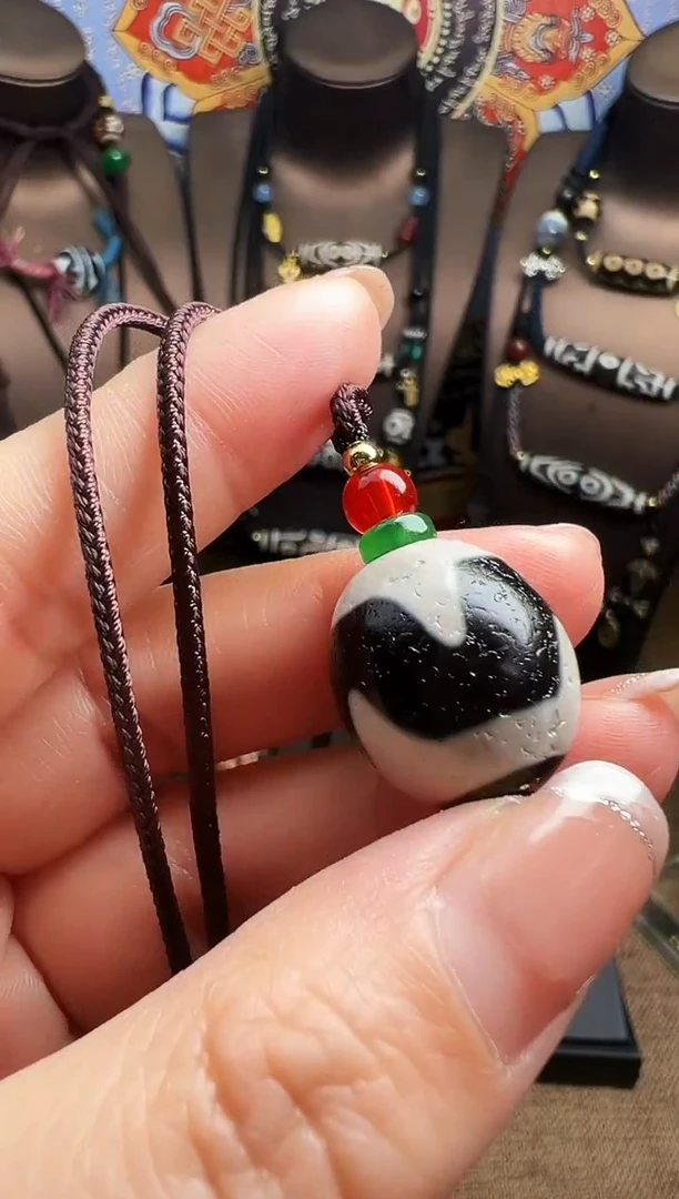 未镶嵌项链玛瑙/玉髓精品黑白牙牙吊坠