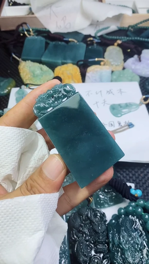 翡翠未镶嵌颈饰猴*糖