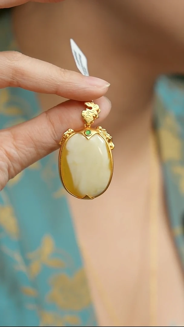 蜜蜡吊坠(赠链)银S925镶嵌景云（微瑕）