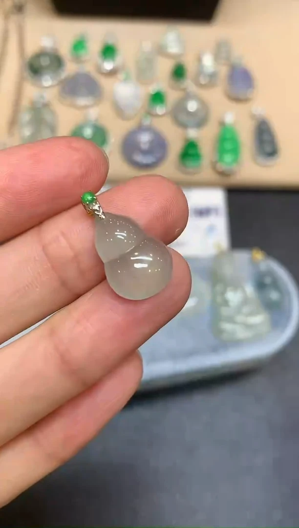 颈饰18K金镶嵌翡翠葫芦【无服务费【48小时鉴赏期】