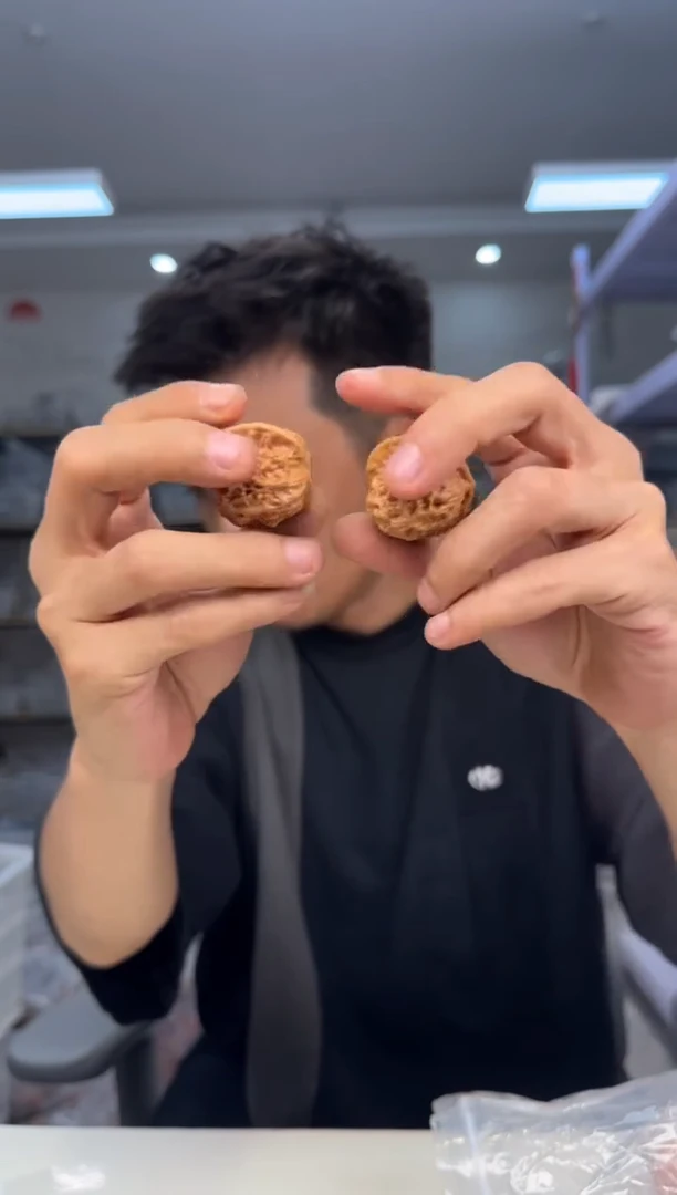 文玩核桃把件36左右瓷娃娃