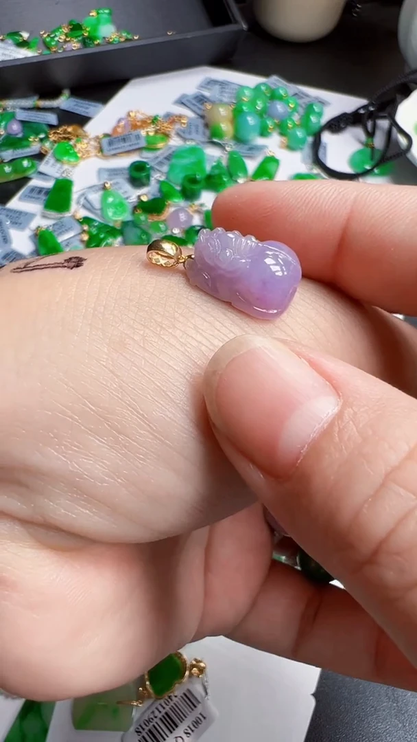 翡翠18K金镶嵌颈饰貔貅